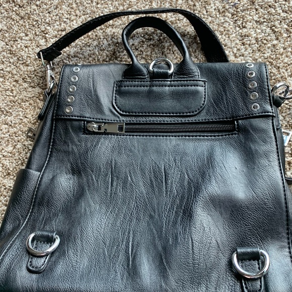 Black grommet backpack - Picture 2 of 3